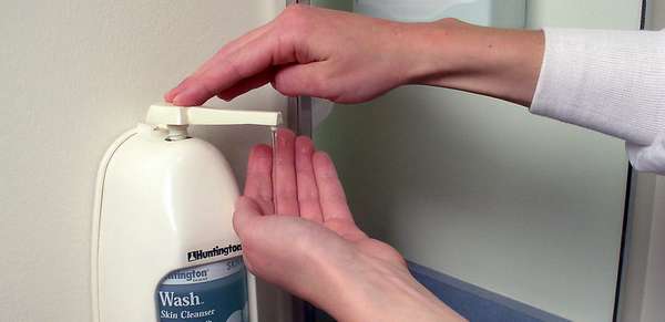 моет руки с мылом